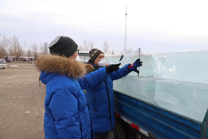 用冰量达10万立方米  第24届哈尔滨冰雪大世界开建