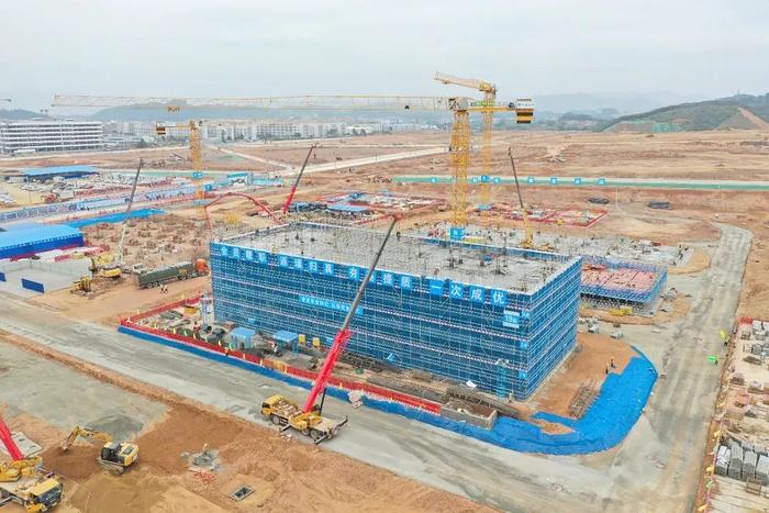 高新区光伏产业园项目钢结构顺利首吊丨粤桂合作特别试验区（梧州）稳步推进重大项目建设
