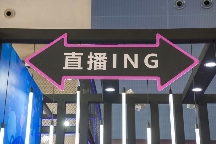 直播间吹起女强人风，向太陈岚抖音首秀卖出超亿元，两天涨粉500万超张兰