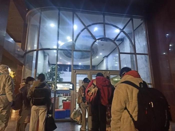 校内隔离点门口,学生在排队进入(受访者供图)