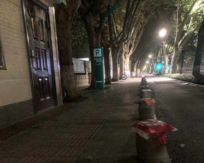下雨天,郑梧羽在图书馆门前排队(受访者供图)