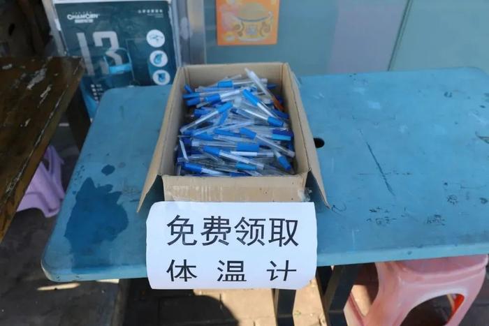 “需要的来领，不用钱！”这家小店门口放了个纸箱……