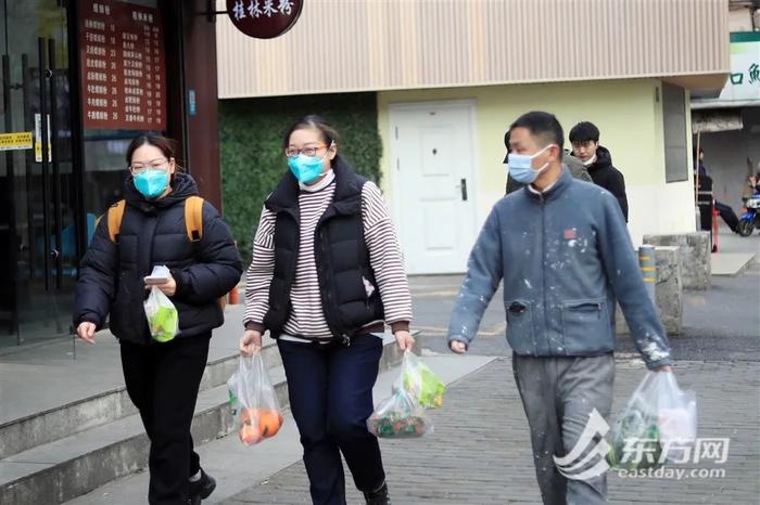 直击上海街头：行人和车辆比上周多！有银行停办柜台业务，部分场所暂停线下，路上最多的还是→