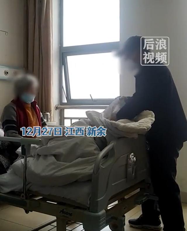 男子在病房咒骂推搡其年迈生病的母亲，拍摄者：他照顾了母亲二十多年，心力交瘁