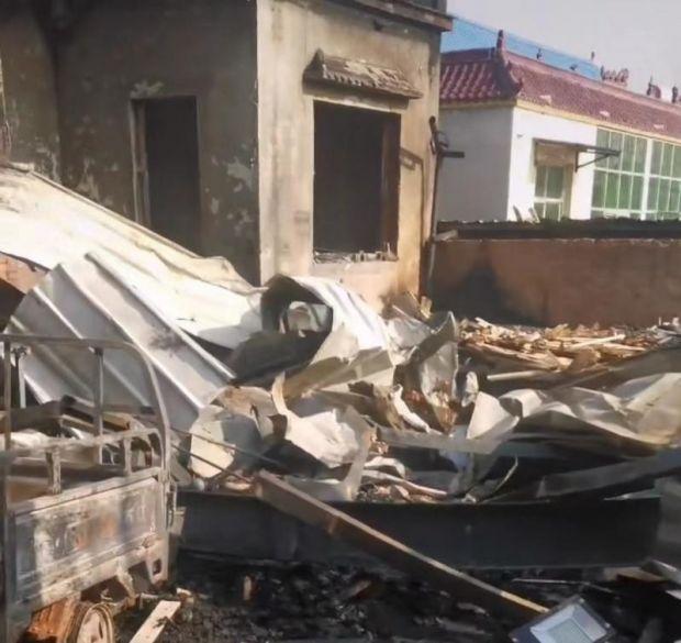 山东曹县一民房起火致一家五口遇难 当地：遇难者从事木质工艺品制作 院里有木材堆积