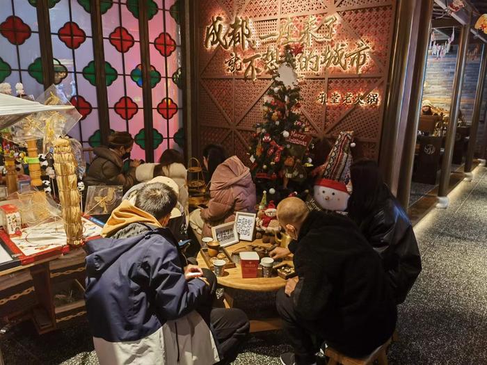 新经济观察丨成都线上线下消费大幅升温 餐馆再现排队等位盛况