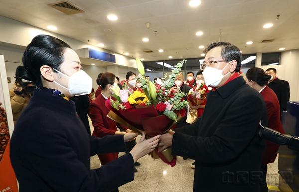 2022年12月31日晚，中航集团董事长在首都国际机场慰问归航机组、乘务组