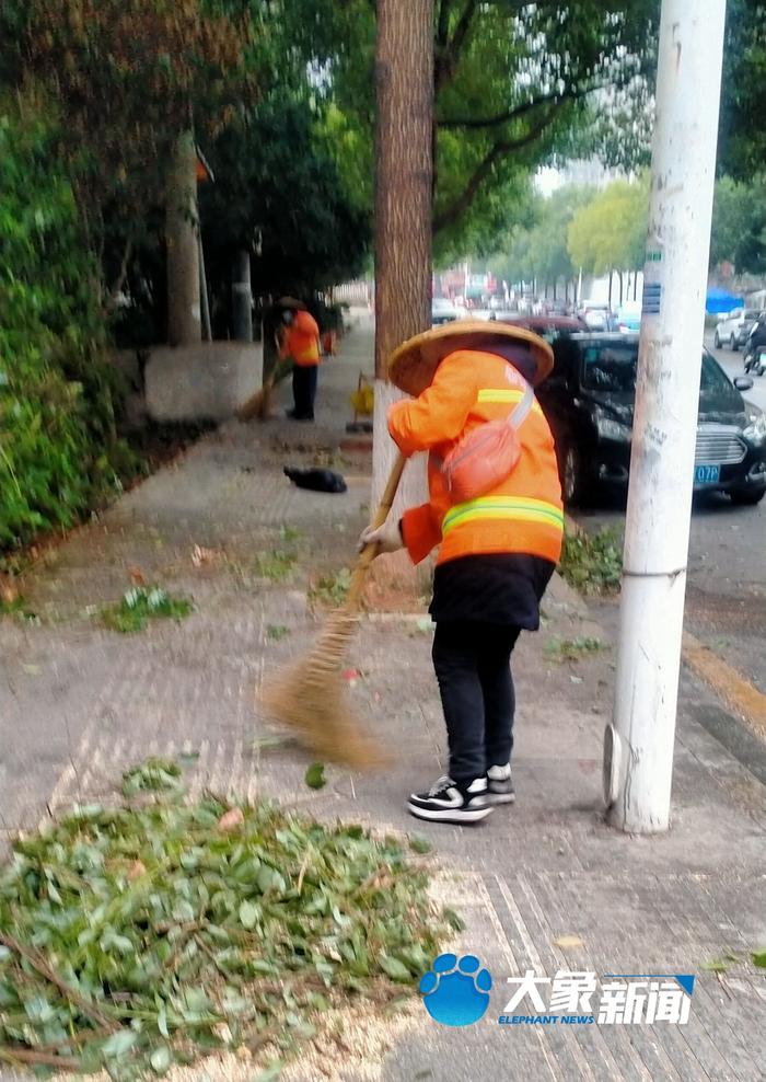 象·面孔丨爱写诗的环卫工黄新生：年近五十重考大学，只为“人生不能一笔划过”