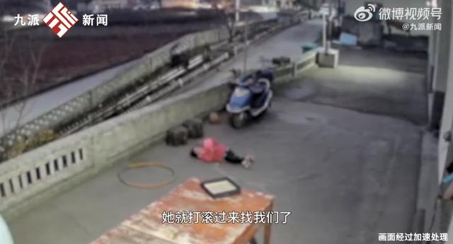 5岁女童被哥哥欺负一路打滚回家，爸爸：小孩可能脾气比较大，红色罩衣成了灰色