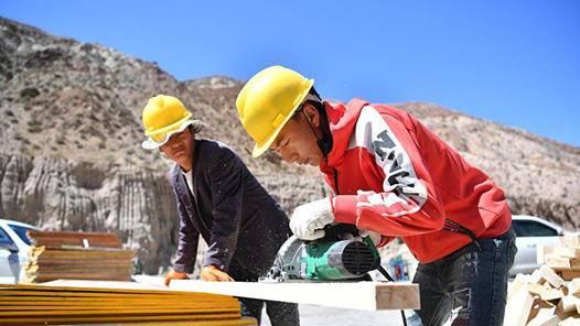 建筑企业和工人签合同有了示范文本  必须为工人办理社会保险