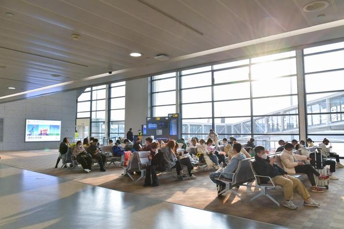 浦东机场将连夜拆除入境旅客闭环转运防疫围挡，明起客运入境流程恢复至疫情前