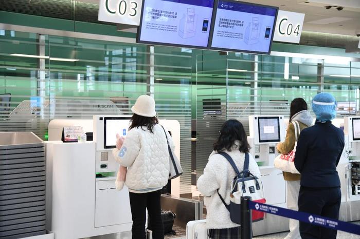 浦东机场将连夜拆除入境旅客闭环转运防疫围挡，明起客运入境流程恢复至疫情前