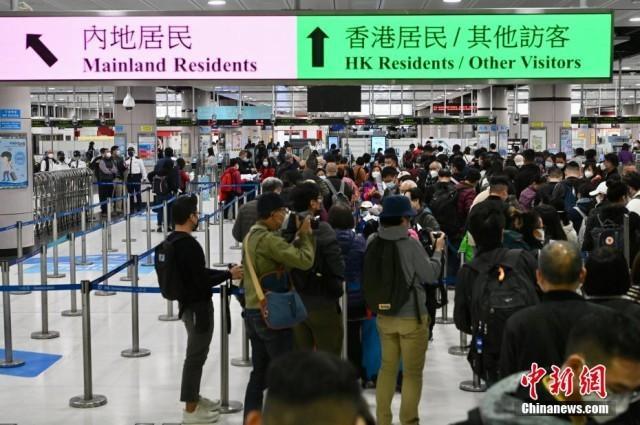 香港与内地“通关”首日 大批旅客从落马洲口岸入境深圳