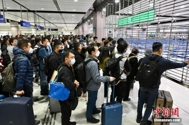 香港与内地“通关”首日 大批旅客从落马洲口岸入境深圳