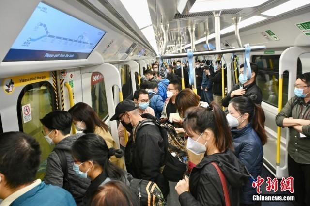 香港与内地“通关”首日 大批旅客从落马洲口岸入境深圳