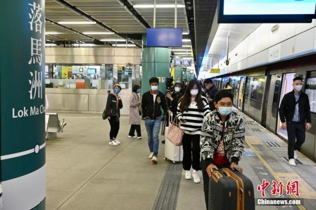 香港与内地“通关”首日 大批旅客从落马洲口岸入境深圳