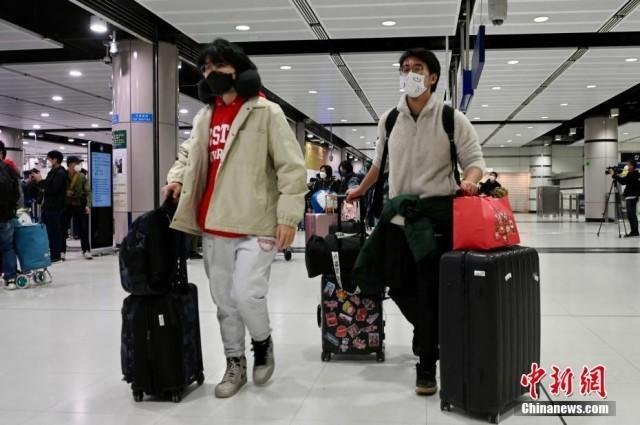 香港与内地“通关”首日 大批旅客从落马洲口岸入境深圳