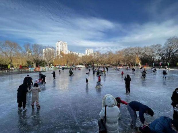 冬天的欢乐来了！北京昌平公园露天冰场开放