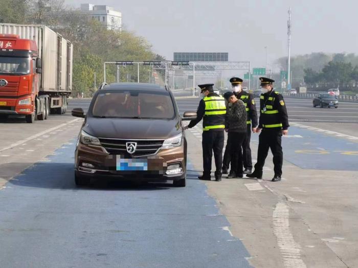 非法营运还超载 “黑车”司机面临双重处罚