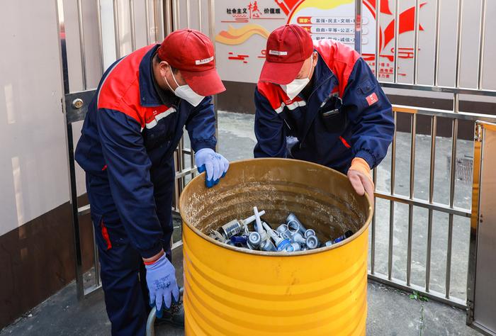 上海探索单位源有害垃圾处置新模式，加油站废电池、废燃油宝“消失”更安全