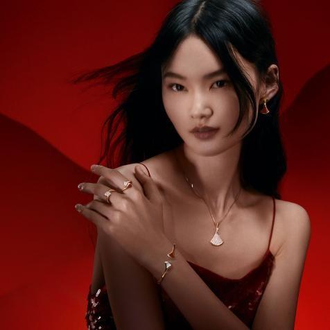 BVLGARI宝格丽甄选新年礼物，以欢欣红色与璀璨宝石点缀项链与腕表 传递美好期许
