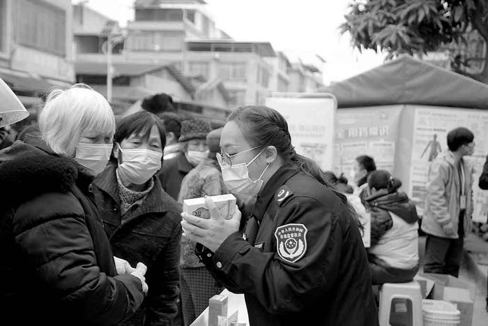 广西壮族自治区南宁市市场监管局联合上林县市场监管局、南宁市食品药品安全管理服务协会走进农贸市场向群众讲解安全用药常识