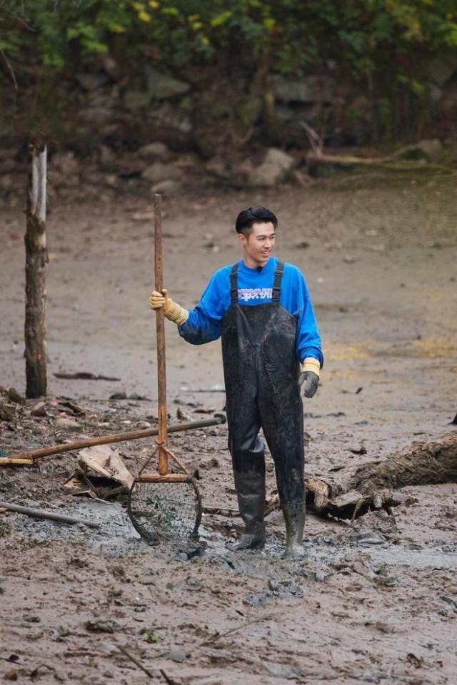 《大湾仔的夜2》大湾仔泥地抓鱼笑果拉满 陈小春捕到30斤鱼王