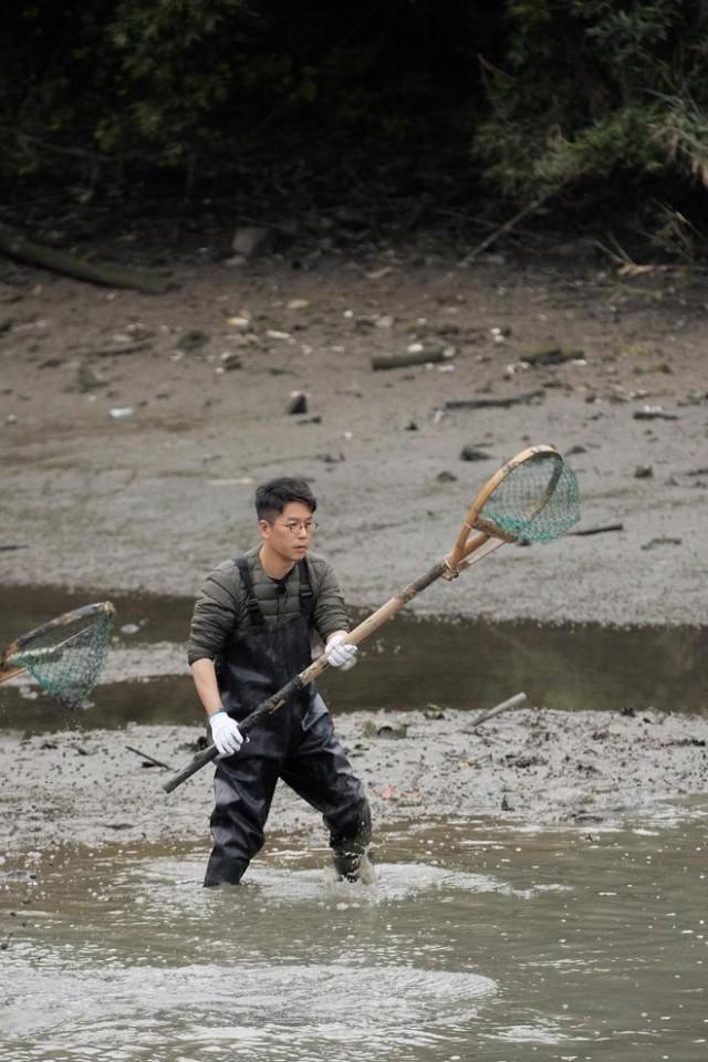 《大湾仔的夜2》大湾仔泥地抓鱼笑果拉满 陈小春捕到30斤鱼王