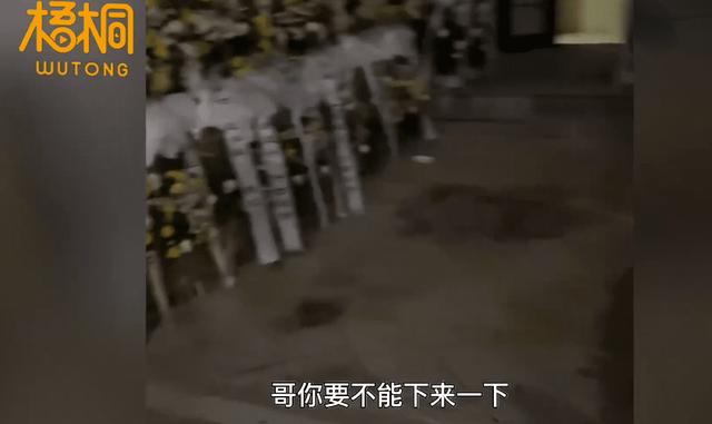 小区楼下摆满白色花圈，外卖员凌晨送餐被吓退要求顾客下楼取餐：忌讳这个，我白跑不收钱