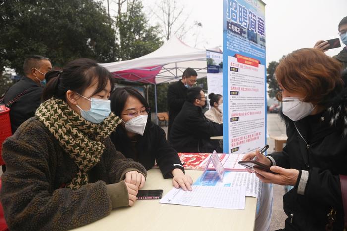 强化就业优先政策 各地出实招稳岗留工