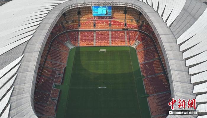 探访重庆首座专业足球场： 可容纳约6万人观赛