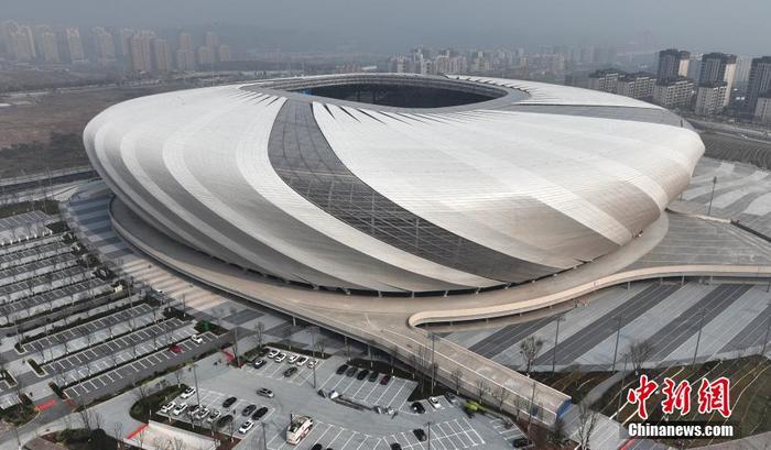 探访重庆首座专业足球场： 可容纳约6万人观赛