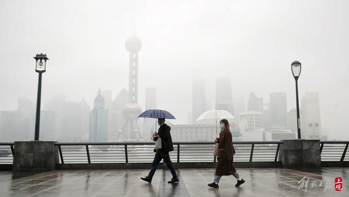 上海外滩雨雾低云如“仙境”，黄梅天穿越了？今年首个寒潮预警带着降温来了