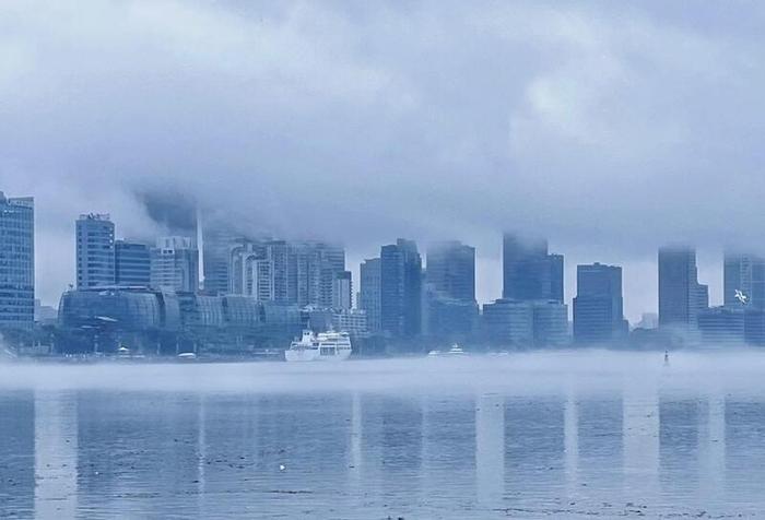 上海外滩雨雾低云如“仙境”，黄梅天穿越了？今年首个寒潮预警带着降温来了