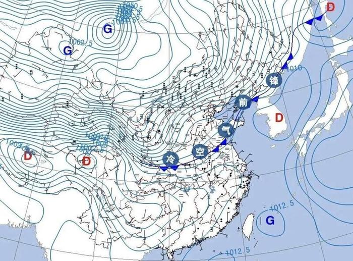 上海外滩雨雾低云如“仙境”，黄梅天穿越了？今年首个寒潮预警带着降温来了