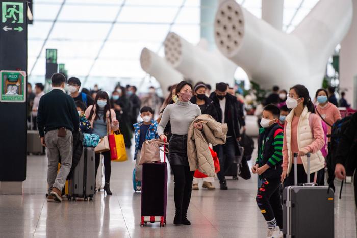 深圳机场单日客流突破11万人次，卫星厅迎来首个大客流春运