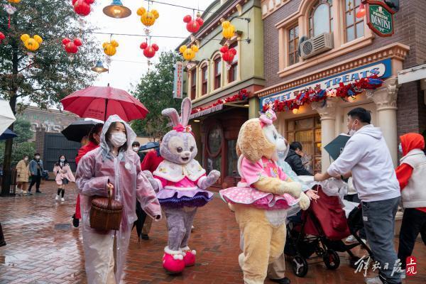 上海迪士尼度假区开启兔年新春庆典，为游客带去新年独有的团圆温暖