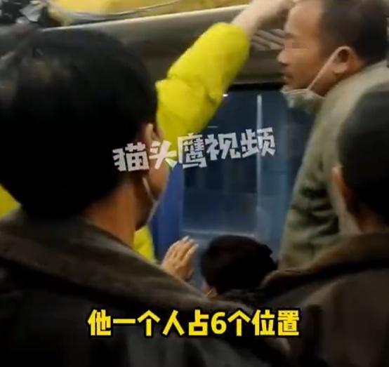 农民工坐火车1人占6个行李位，被年轻人怒怼：把你的小袋子拿下来，我放个箱子怎么了？