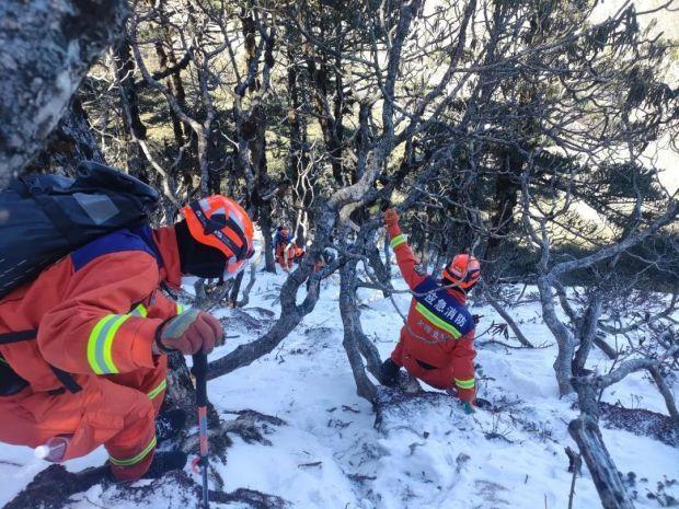 紧急救援！有人被困海拔3700米苍山雪地，手机信号中断