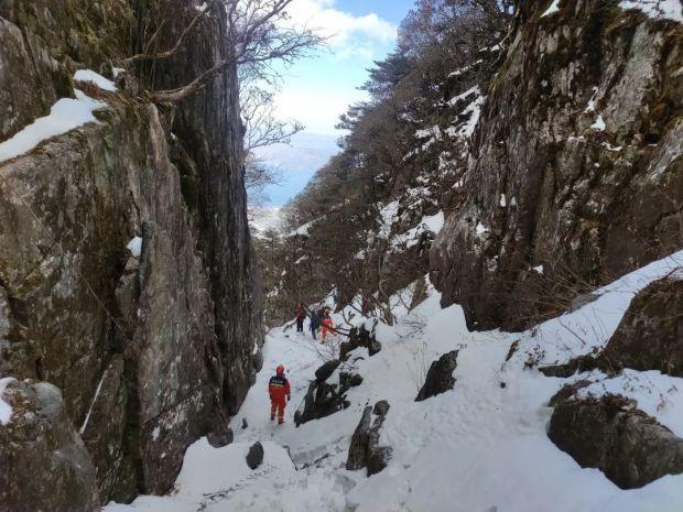 紧急救援！有人被困海拔3700米苍山雪地，手机信号中断