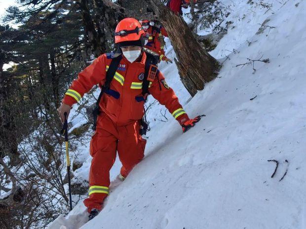 紧急救援！有人被困海拔3700米苍山雪地，手机信号中断