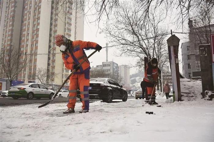 积极清雪除冰 保障安全出行