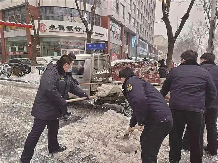 积极清雪除冰 保障安全出行