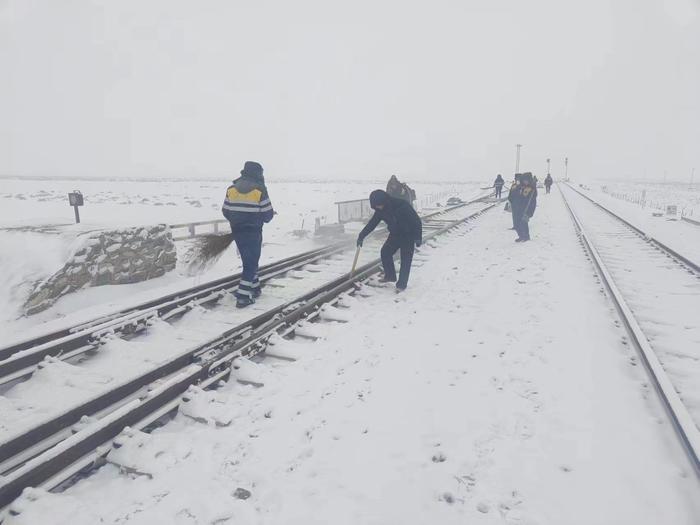 风雪来袭 临策铁路维管人浴“雪”奋战