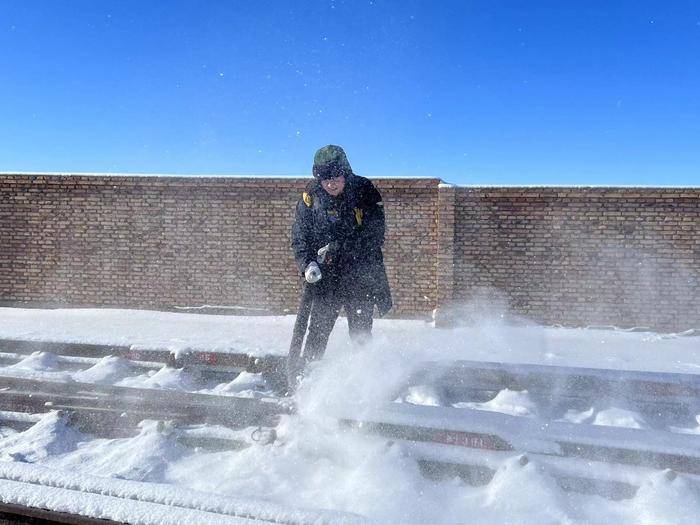 风雪来袭 临策铁路维管人浴“雪”奋战