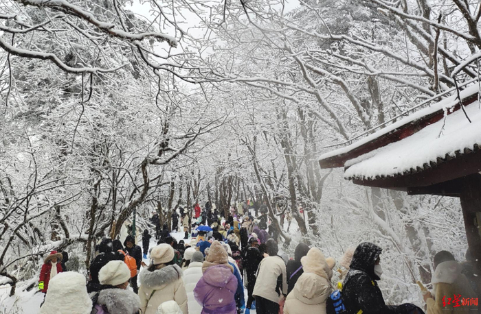 峨眉山雪景,雪大,人多