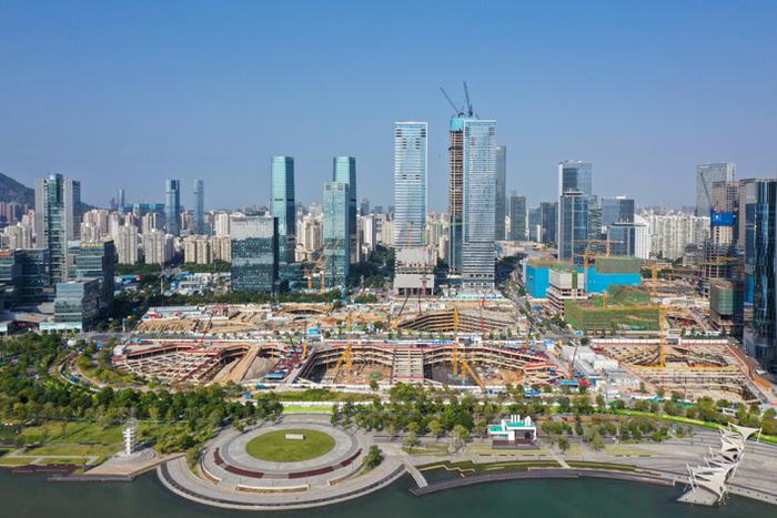 央行多举措助力房地产市场平稳健康发展。图为无人机拍摄的深圳湾文化广场项目附近的高楼 新华社图