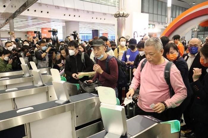 广深港高铁“福港段”今日恢复通车，首趟内地开往香港西九龙方向旅客列车7:24从深圳北站发出