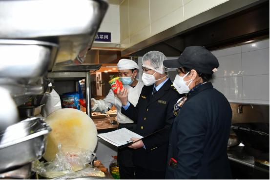 山东烟台海阳市场监管局开展“守底线、护佳节”食品安全专项行动