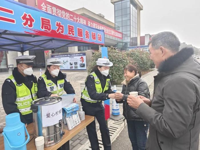 春运路上，那些“警察和我”的故事 | 平安春运 交警同行